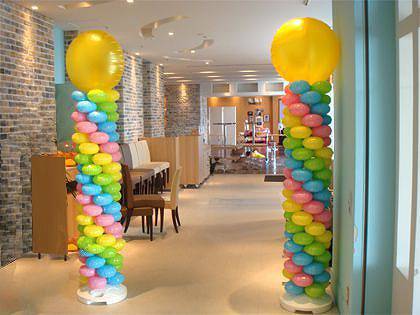 カラフルな風船でお出迎え。ワクワクする入口